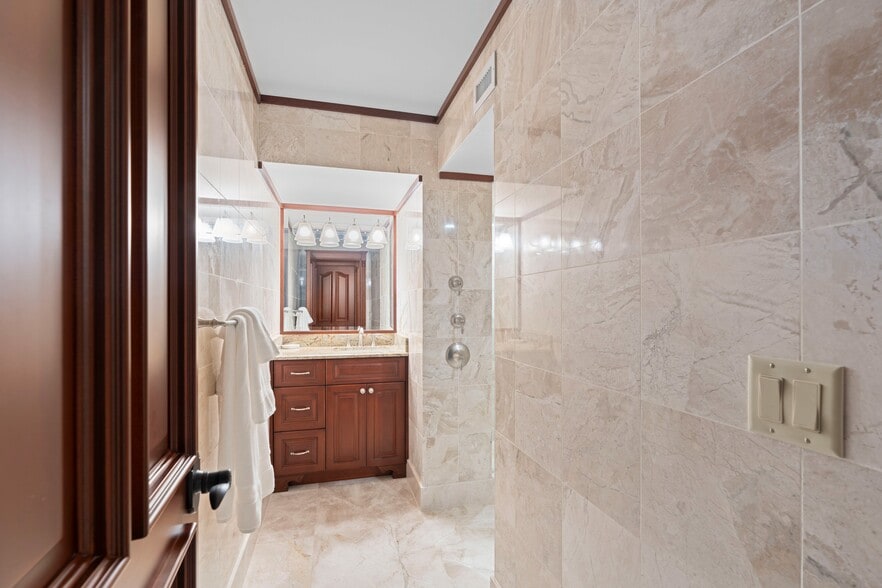 Building Photo - 3400 N Ocean Dr
