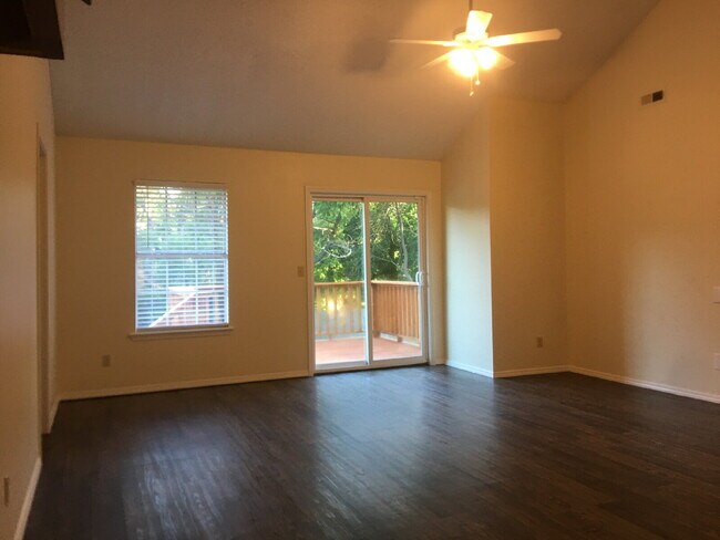 Building Photo - "Cozy 3-Bedroom Fayetteville Home with Mod...