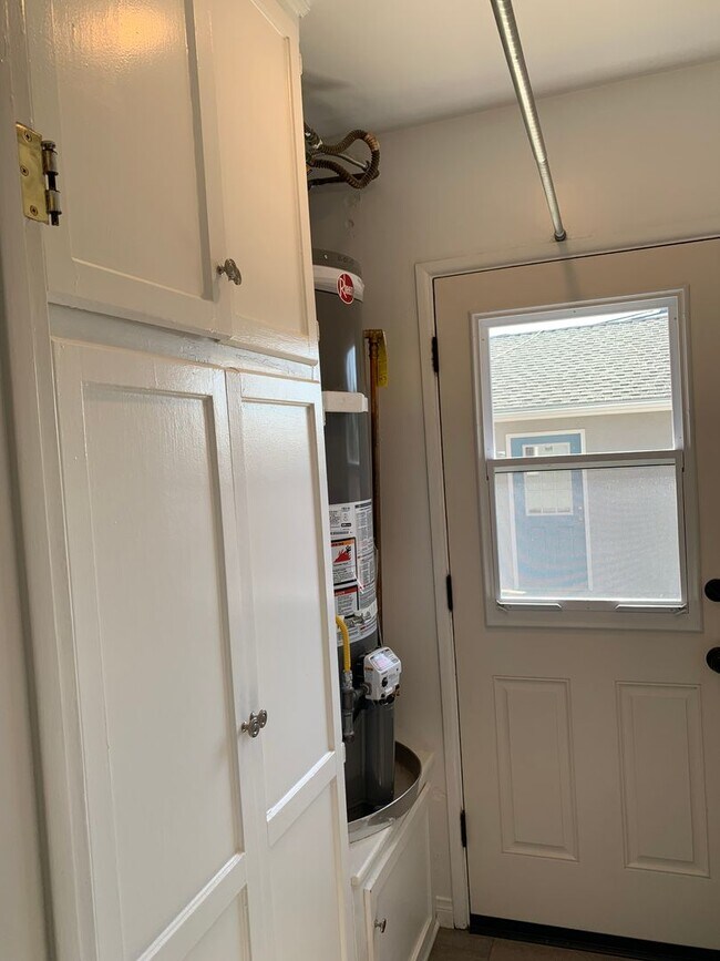 Building Photo - Spacious 3+3 Single Story Home w/ office -...