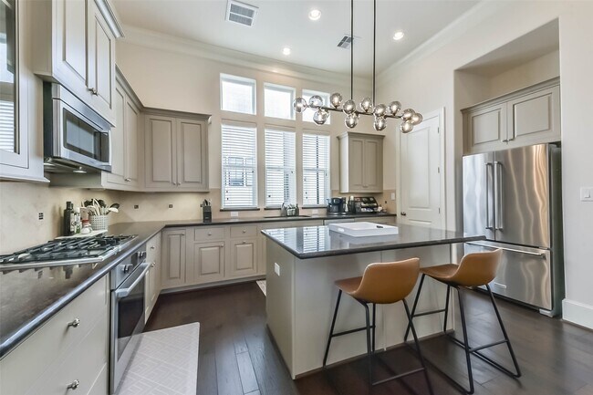 Building Photo - 9450 London Bridge Station