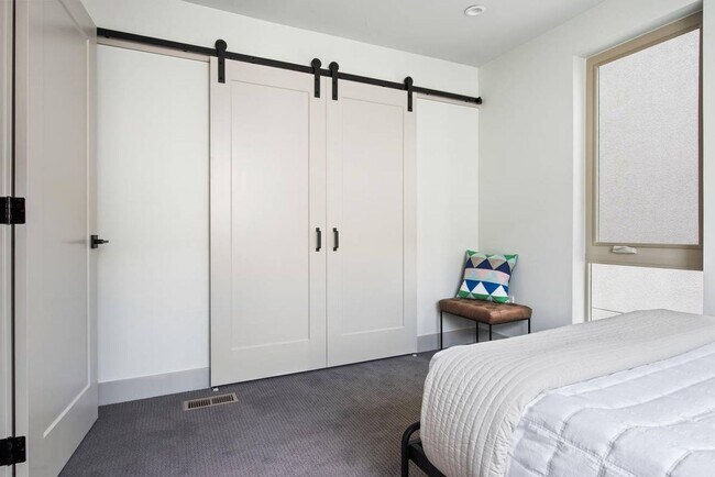 Building Photo - Beautiful Contemporary Home in Cherry Creek
