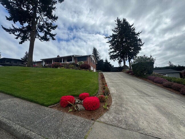 Building Photo - Stunning Three Bedroom With Amazing Views!