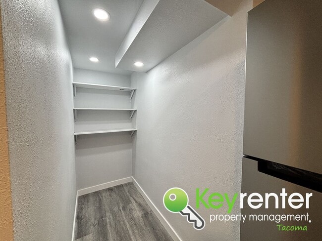 Building Photo - Cozy & Private 2Bed/1Bath Apartment with S...
