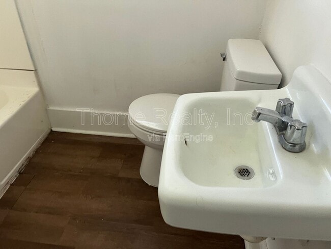 Building Photo - 501 Nelson St