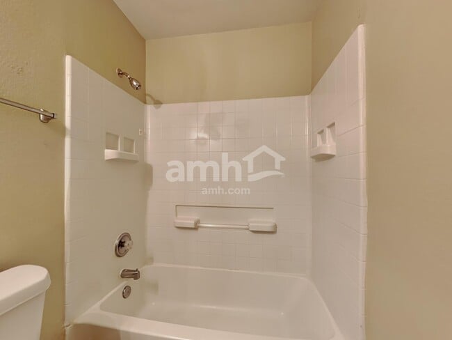 Building Photo - 714 Quail Hollow Dr