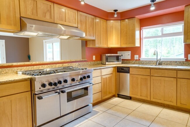 Building Photo - Ravensdale 3 Story, close to Lake Retreat,...