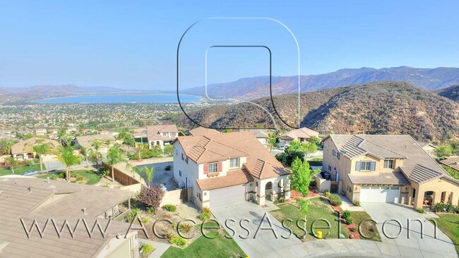 Building Photo - Large 4 Bed/3 Bath Home with an Incredible...