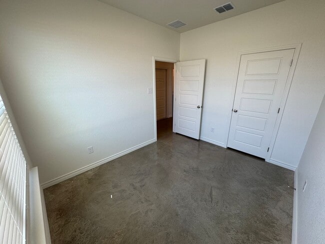 Building Photo - 636 Pacific Crest Trl