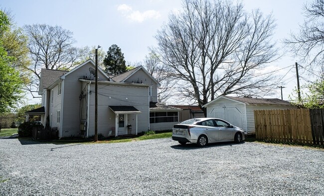 Building Photo - 1/2 Mo Off Special - Historic area - China Grove- 1 bed,1bath Unit