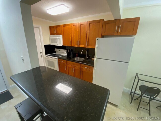 Building Photo - 335 Collins Ave