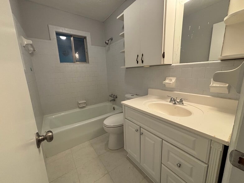 Building Photo - 3211 Country Ln
