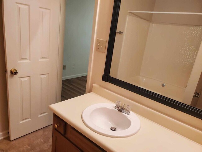 Building Photo - 2 Bedroom, 2 Bath Apartment