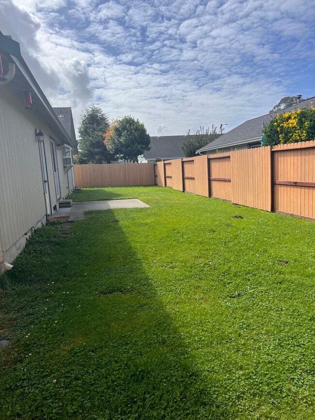 Building Photo - 3 bedroom, 2 bath single level home in Mckinleyville with Double Car Garage!