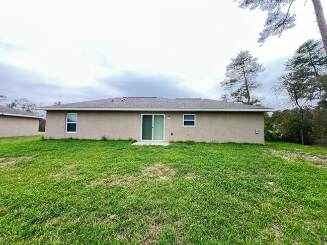 Building Photo - $300 OFF A MONTHS OF RENT! Beautiful 3 Bedroom, 2 Bathroom Home in Ocala!!