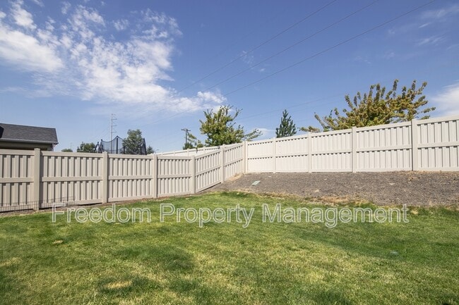 Building Photo - 6218 W los Flores Dr