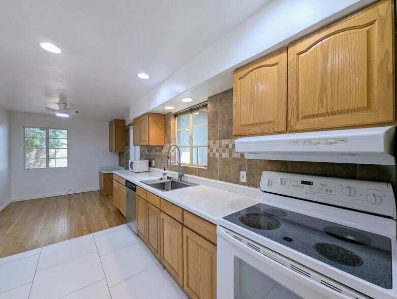 Building Photo - 2443 E Earll Dr