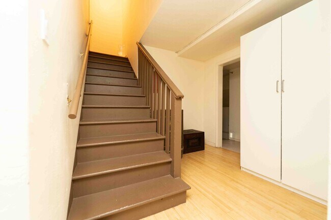 Building Photo - 557 Spruce St