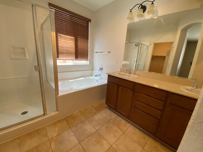 Building Photo - Rosamond 4 bedroom
