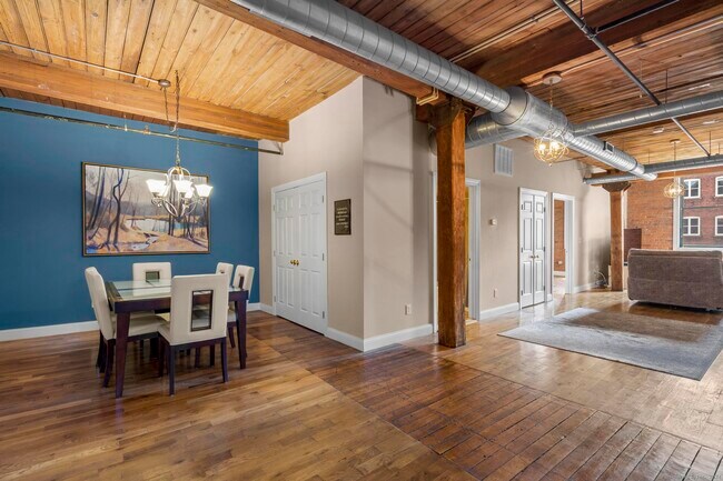 Building Photo - 145 Canal St E