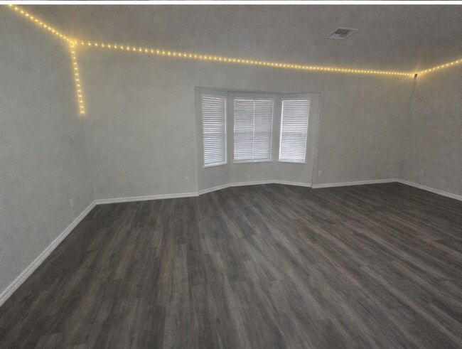 Building Photo - 4 bedroom 2 bathroom house! Housing accepted! MOVE-IN SPECIAL!