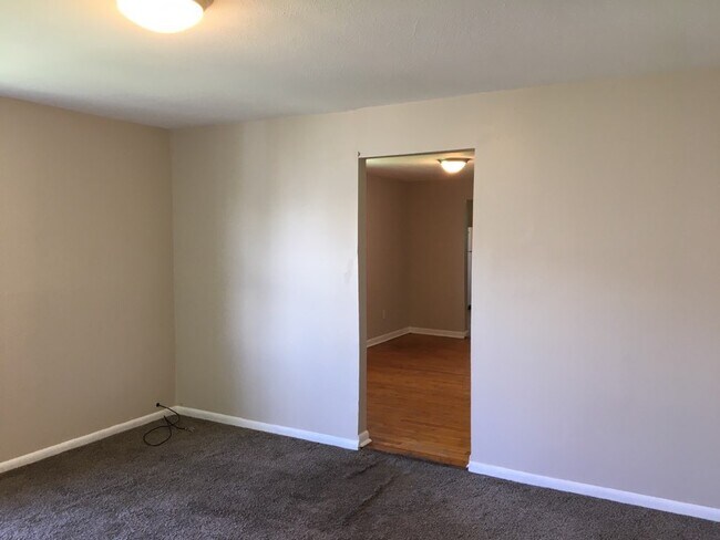 Living Room - 1406 Butternut St