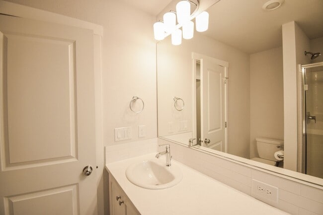 Building Photo - Beautiful 4 Bedroom 3.5 BA Home! Mother in Law Suite, Attached Garage & Top floor Bonus Room!