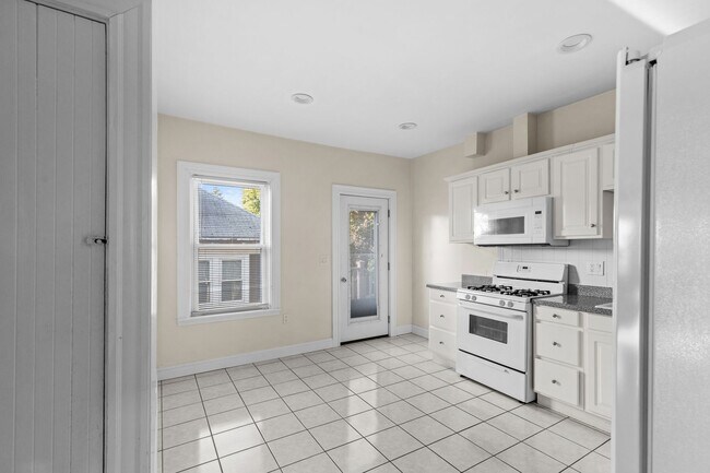 Building Photo - No Brokers Fee, In-Unit Washer and Dryer, Central Heat/AC, Eat-in Kitchen, Parking for Rent