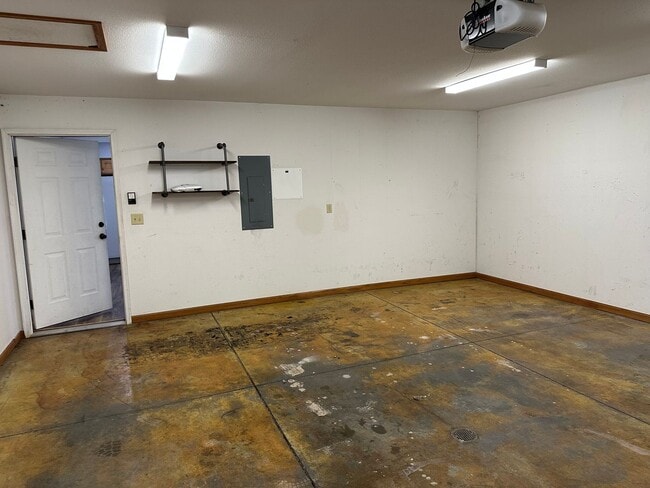 Building Photo - GREAT FAMILY HOME!