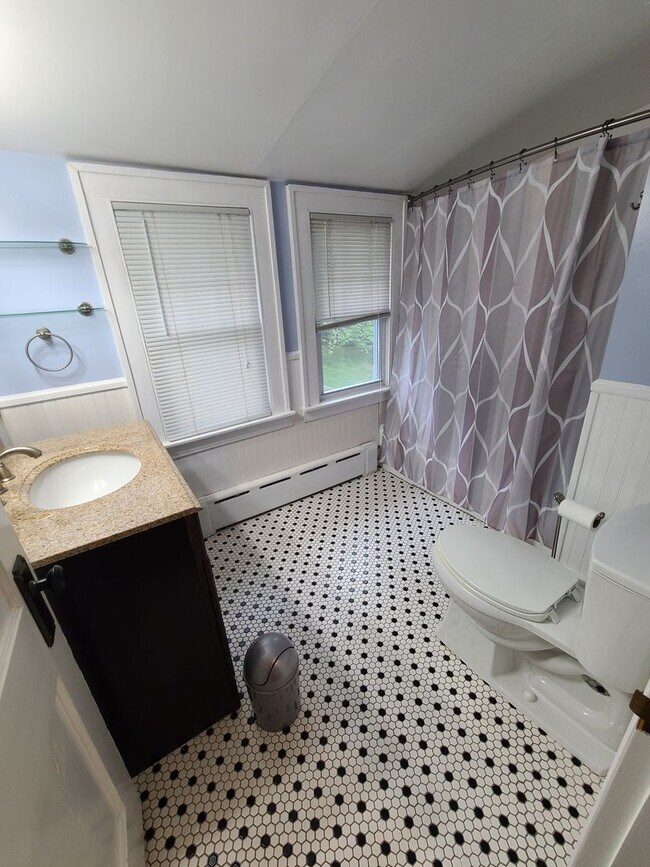 Building Photo - 3 Bedroom Single Family