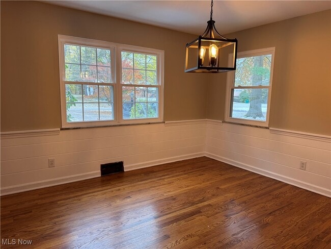 Building Photo - 8896 Spring Valley Dr