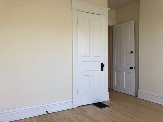 Building Photo - Amazing Vintage Townhouse. Uber Convenient...