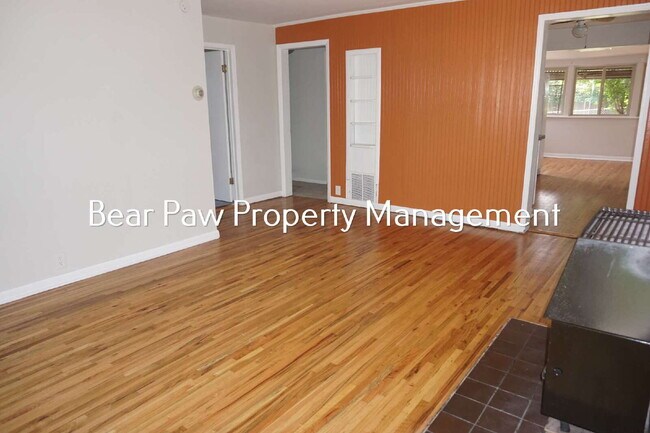 Building Photo - "Charming 3-Bedroom Retreat with 2 Baths in the Heart of Golden"