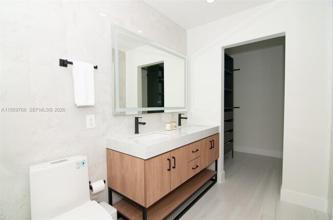 Building Photo - 4420 Dogwood Cir