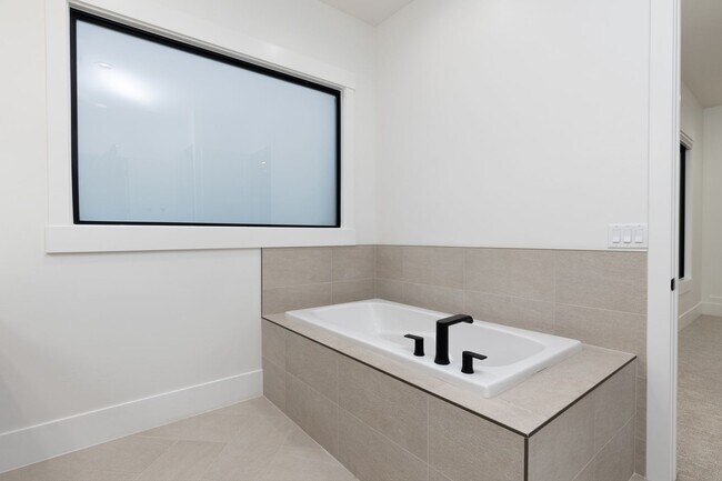 Building Photo - 6 bed / 4 bath / 3 car garage custom home in Pecan Valley