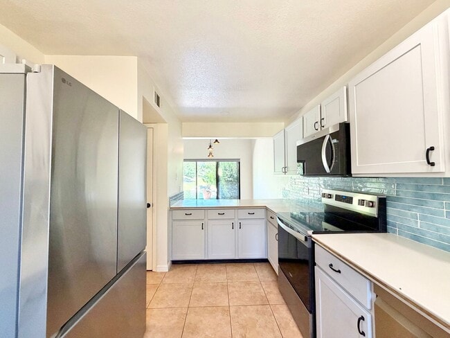 Building Photo - 112 Willow Lake Dr