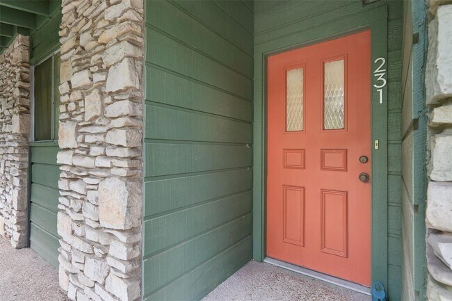 Building Photo - 1304 Mariposa Dr