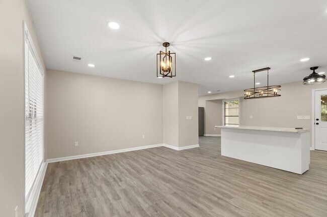 Building Photo - 908 N Roselawn Dr