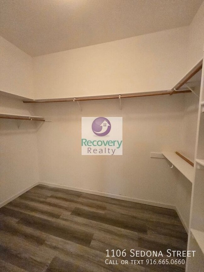 Building Photo - 1106 Sedona St