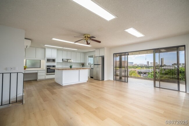 Building Photo - Newly Renovated 3 BD/2 BA Home with 2 Car ...