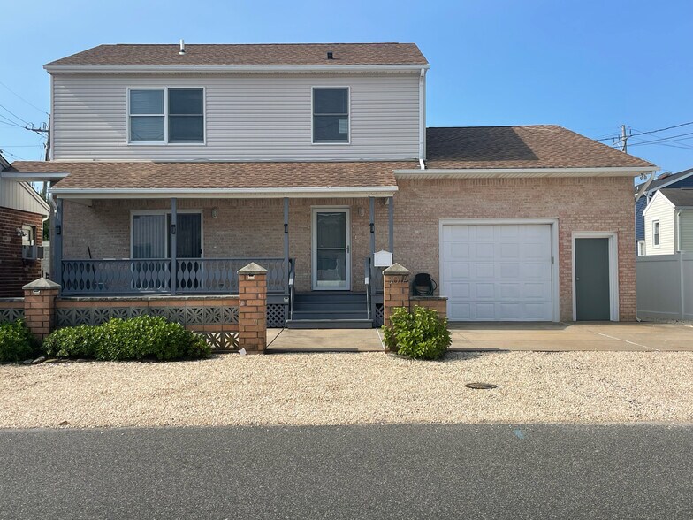 Primary Photo - 302 Arnold Ave