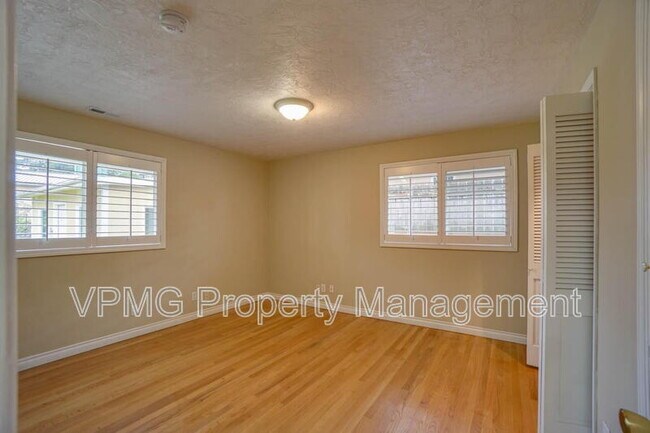 Building Photo - 2218 E 18th St