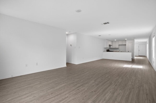 Building Photo - Move-In Ready 4/2 w/ Modern Layout in Growing San Antonio Community