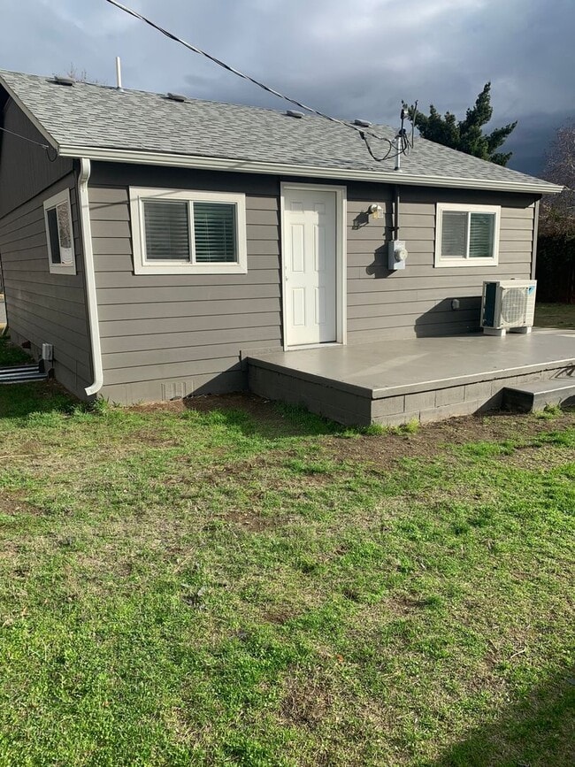 Building Photo - Adorable Two Bedroom One Bath on Cul De Sa...