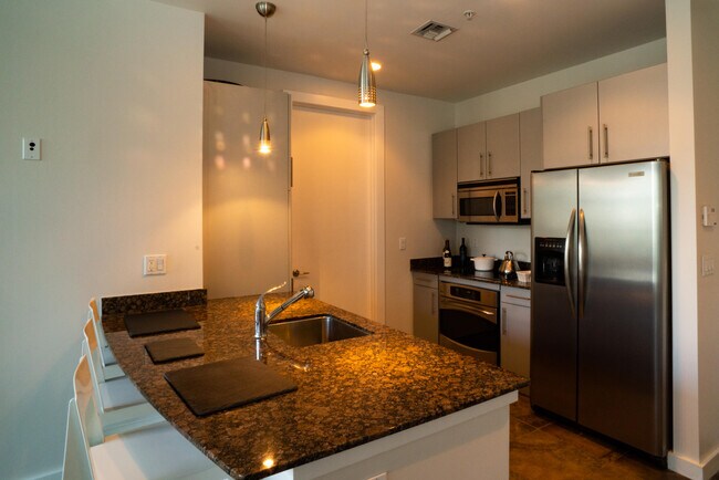 Building Photo - 335 SE 6th Ave