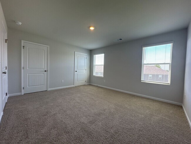 Building Photo - Beautiful 3BR Townhome in Prime Lebanon Location