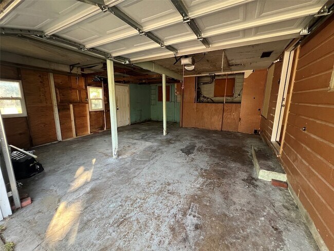 Building Photo - 2021 N Crockett St