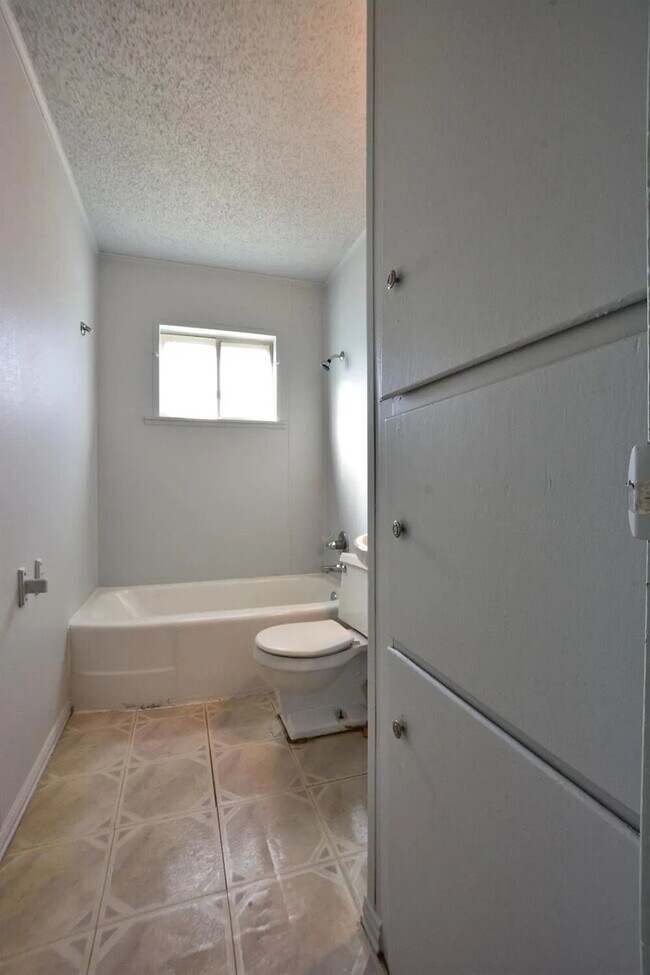 Building Photo - Cute 2/1 with Tons of Space!