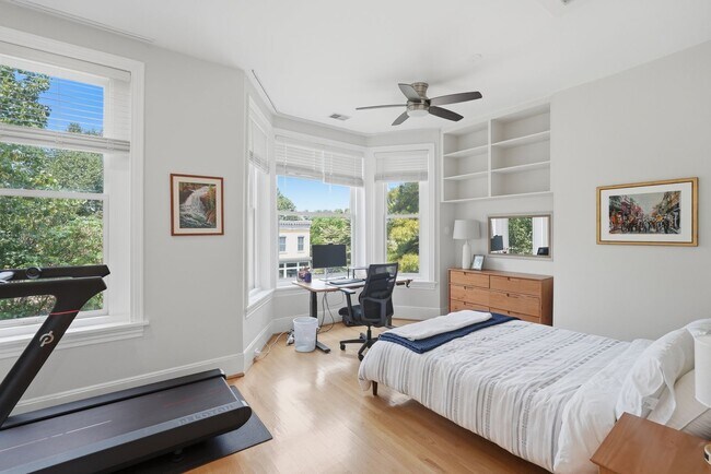 Building Photo - Capitol Hill Victorian Home | 3 Bed | 2.5 Bath | 2,700 Sf | Patio & Screened-In Porch | 2 Surface...