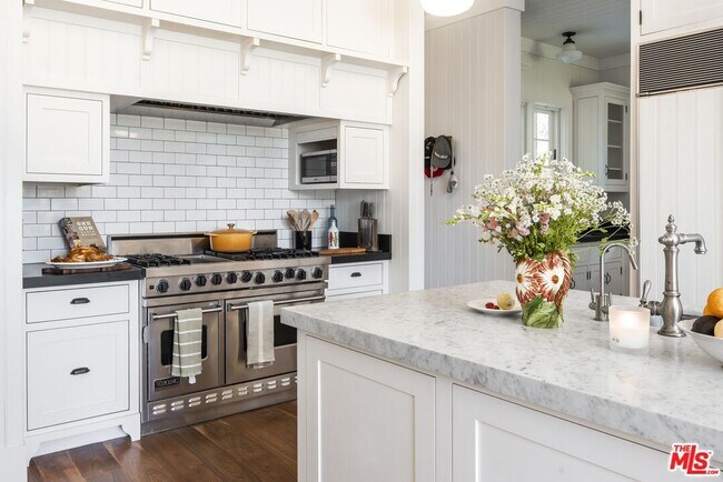 Building Photo - 6763 Zumirez Dr