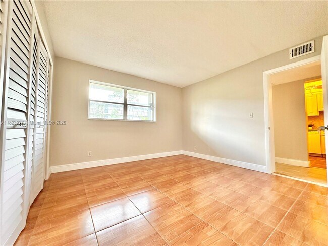 Building Photo - 8001 Fairview Dr